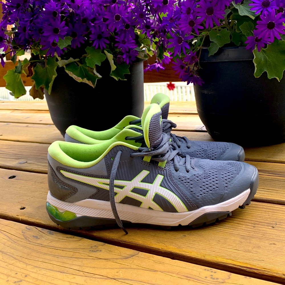 ASICS golf shoes. EUC worn a dozen times last season. Size 7 fits like an 8-81/2